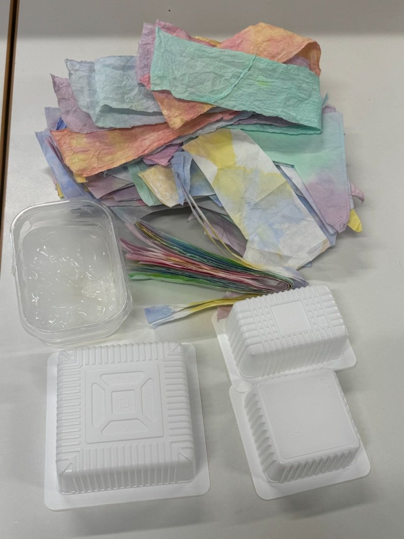 和紙の切れ端・豆腐の白い入れ物・のりの入った入れ物